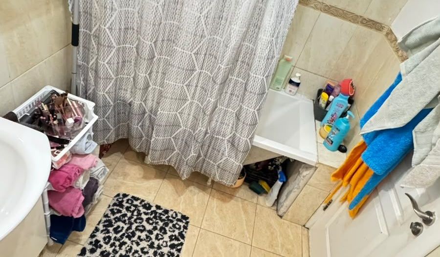🏡 CASĂ DE VÂNZARE ÎNTR-O ZONĂ BUNĂ – CONFORT, SPAȚIU ȘI POSIBILITATE - Poză 8