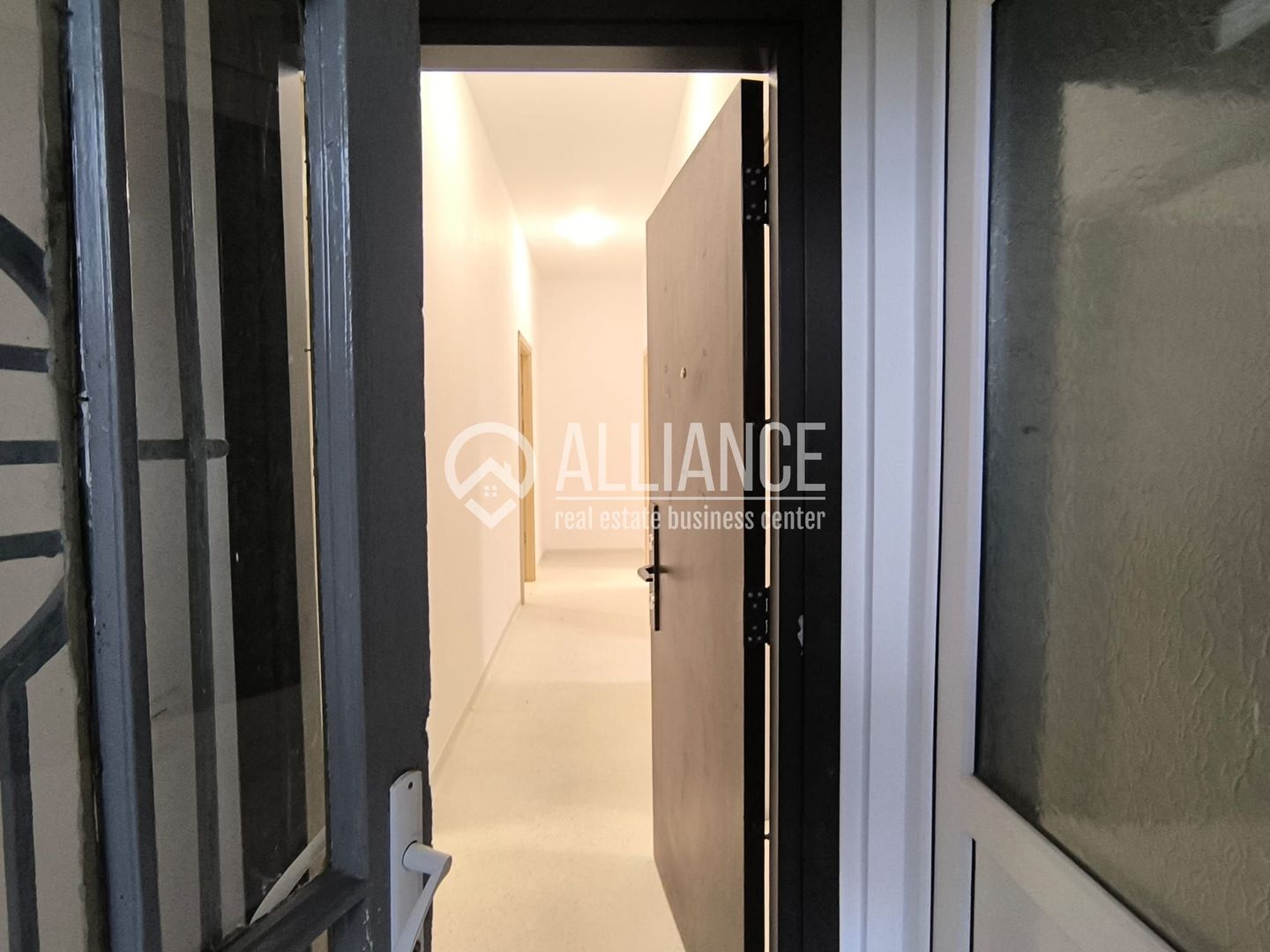 CAPITOL - Bdul Mamaia parter de vila stradal! - Poză 19