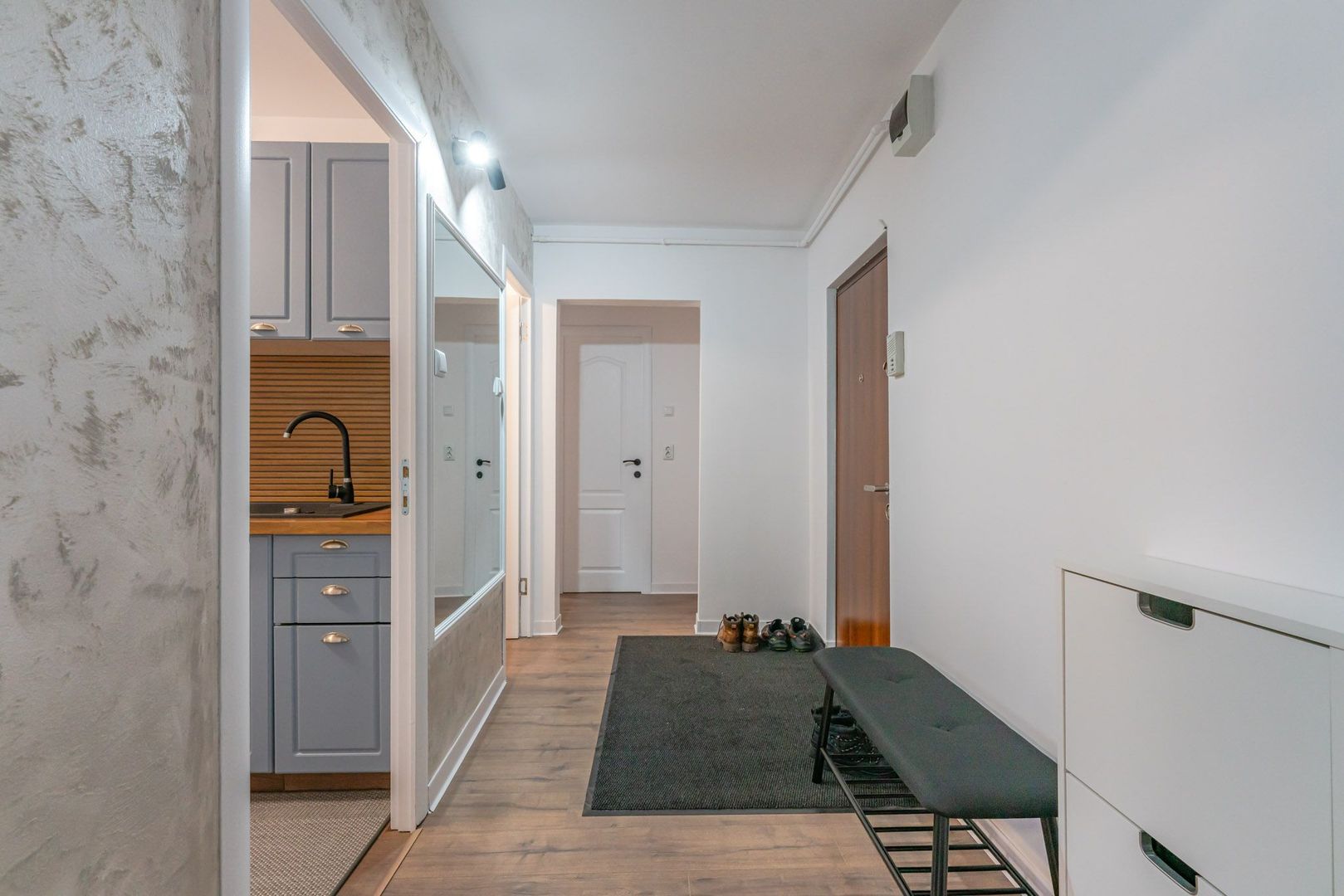 Chirie 2 camere Astra Brașov: 57 mp, AC și două balcoane închise - Poză 15