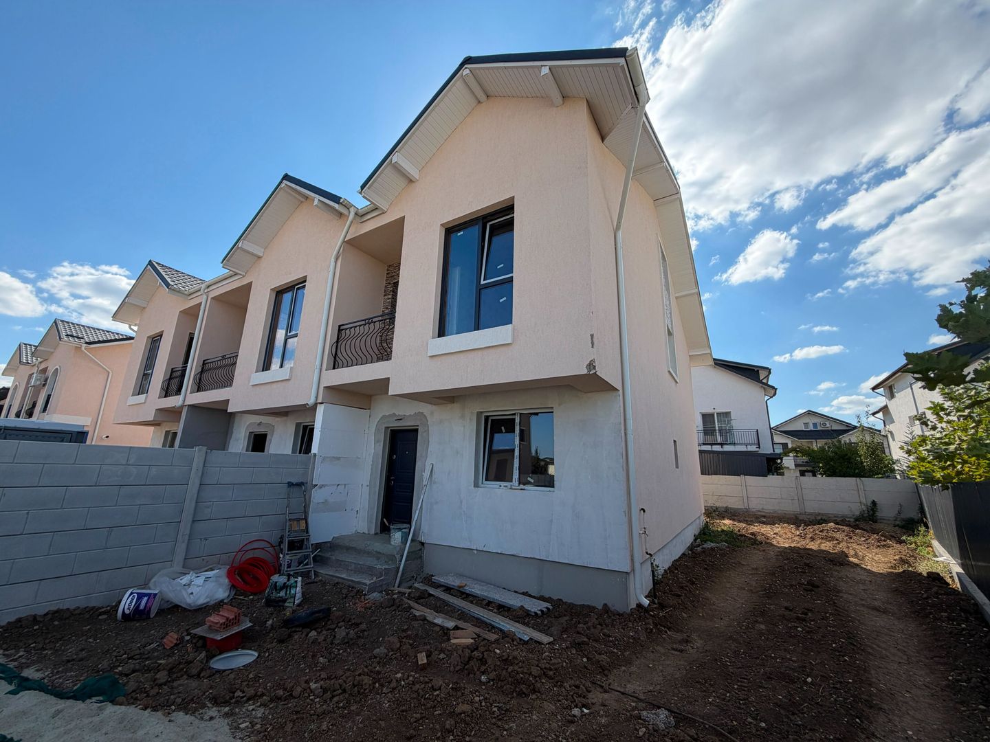 CASA TRIPLEX, TOATE UTILITATILE, INCALZIRE PARDOSEALA, COMISION 0% - Poză 1