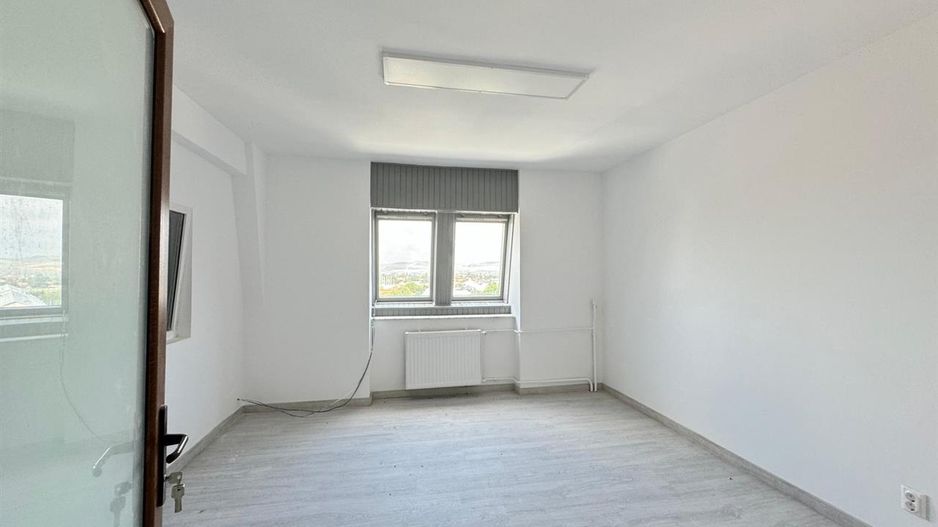Spatii comerciale moderne de inchiriat, in cladire recent renovata - Poză 26