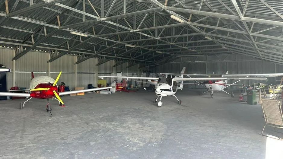Aerodromul Horesti 24 ha teren + 1400 m2 hangare și 550 m2 cladire administrativa - Poză 5