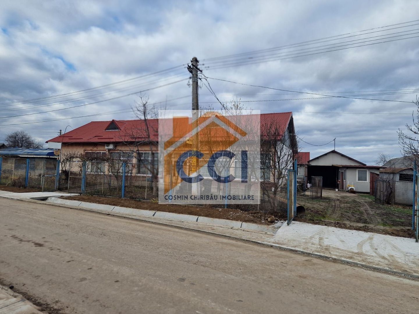 Se oferă spre vânzare / închiriere clădire cu spațiu comercial - Poză 11