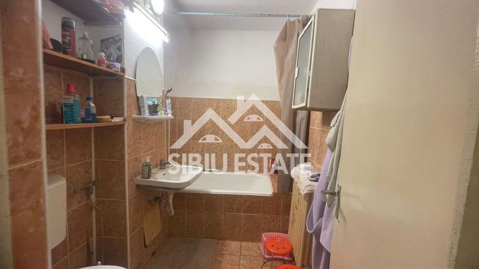 Apartament de vanzare cu 3 camere, decomandat,  2 balcoane, pivnita - Poză 7