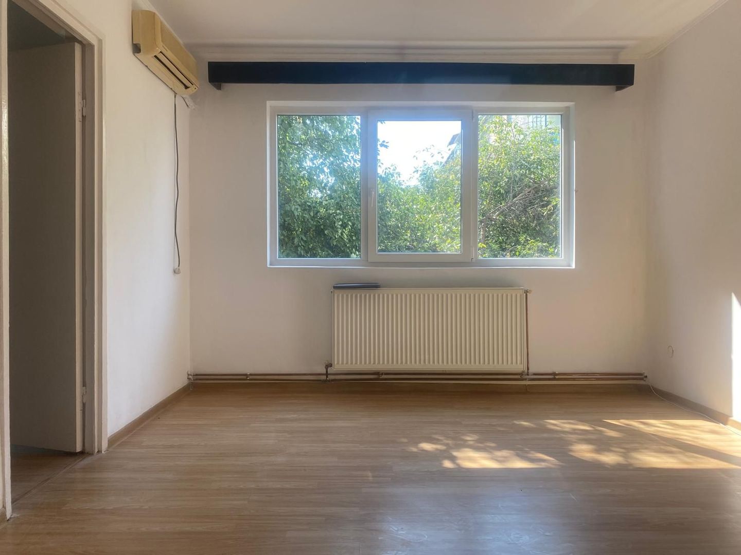 Foarte luminos! Vanzare apartament cu 3 camere in Targoviste - M11 - Poză 2