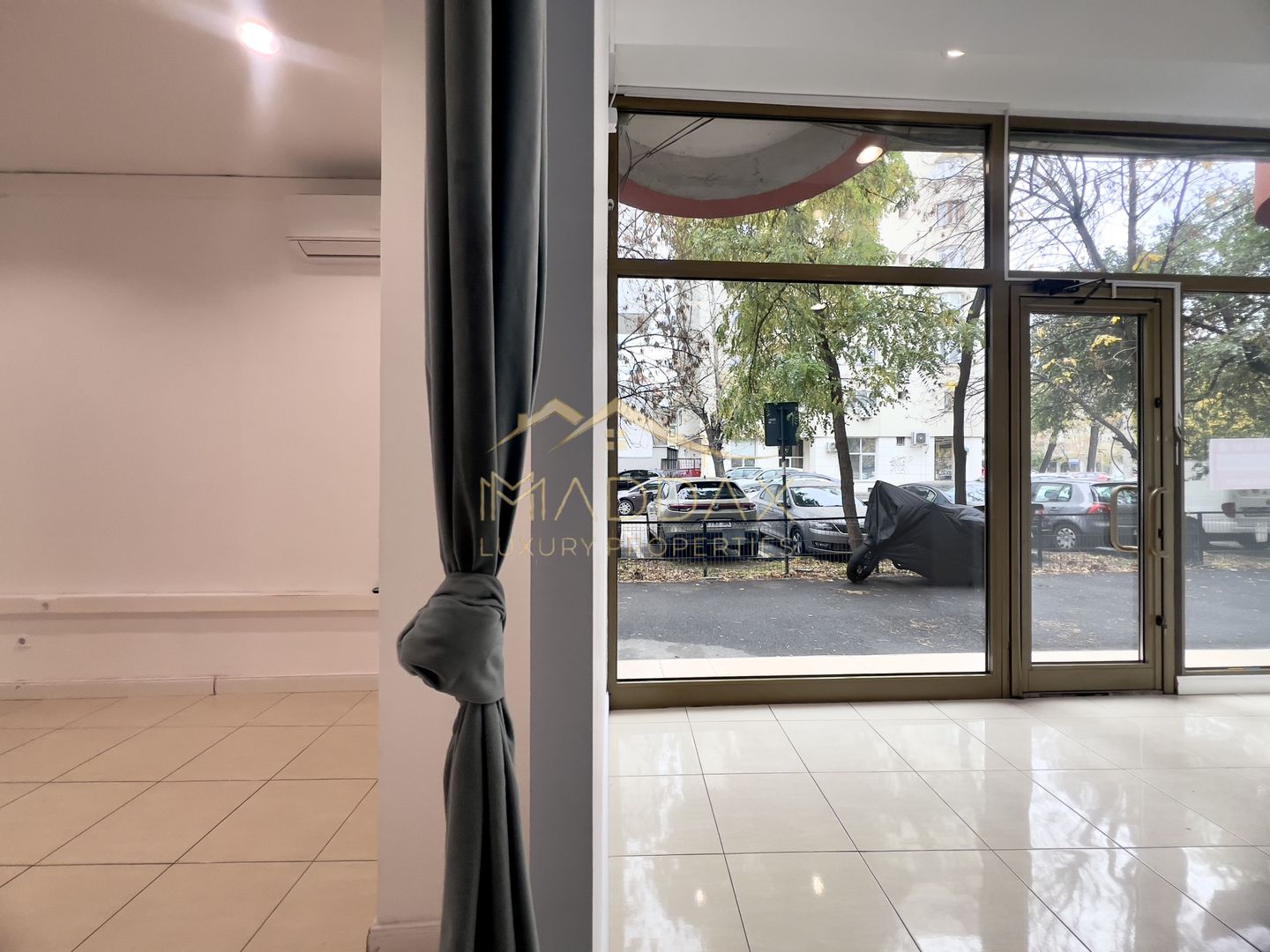 Spatiu Comercial Stradal**240mp**2 locuri parcare//Bdul Ion MIhalache - Poză 1