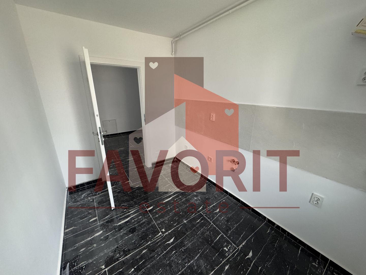 Decomandat. Disponibil imediat. Gradina proprie. Strada asfaltata - Poză 2