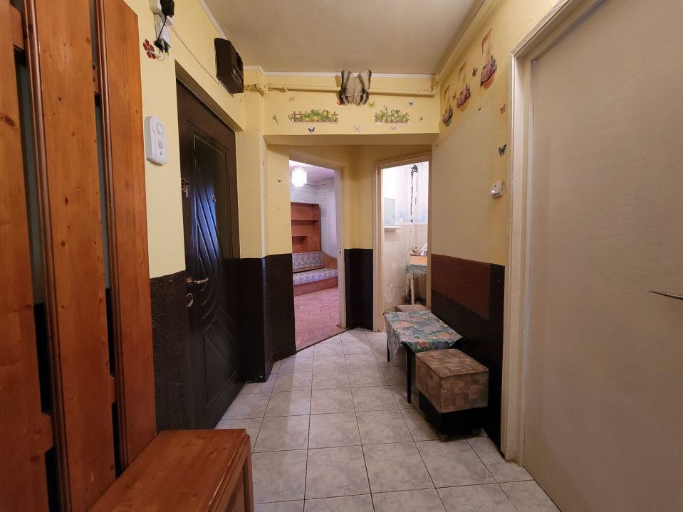 De Vânzare apartament 3 camere Micro 16 - Poză 2