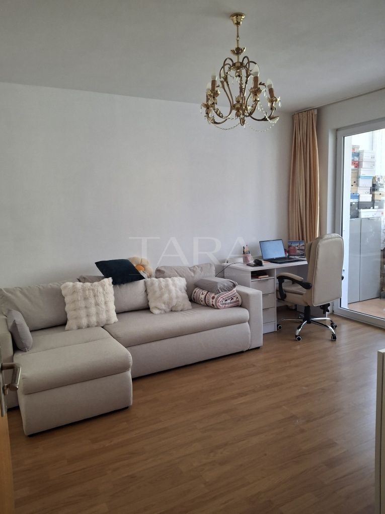 Apartament 2 camere decomandat, etaj 1, renovat parțial. - Poză 1