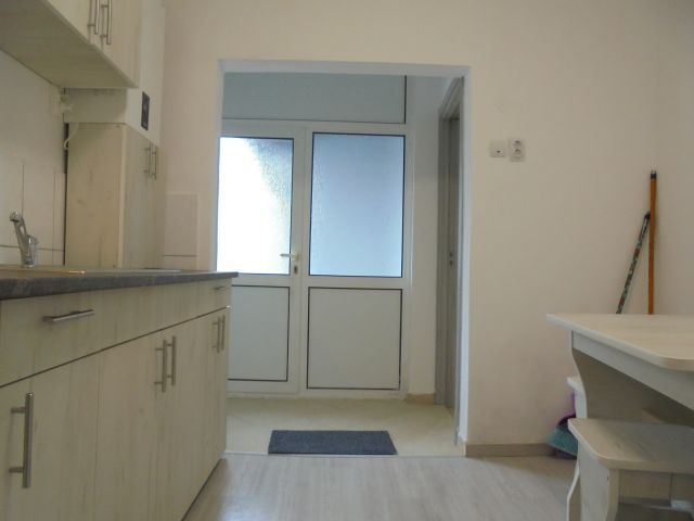 In centrul orasului! Vanzare casa renovata in Targoviste - Poză 2