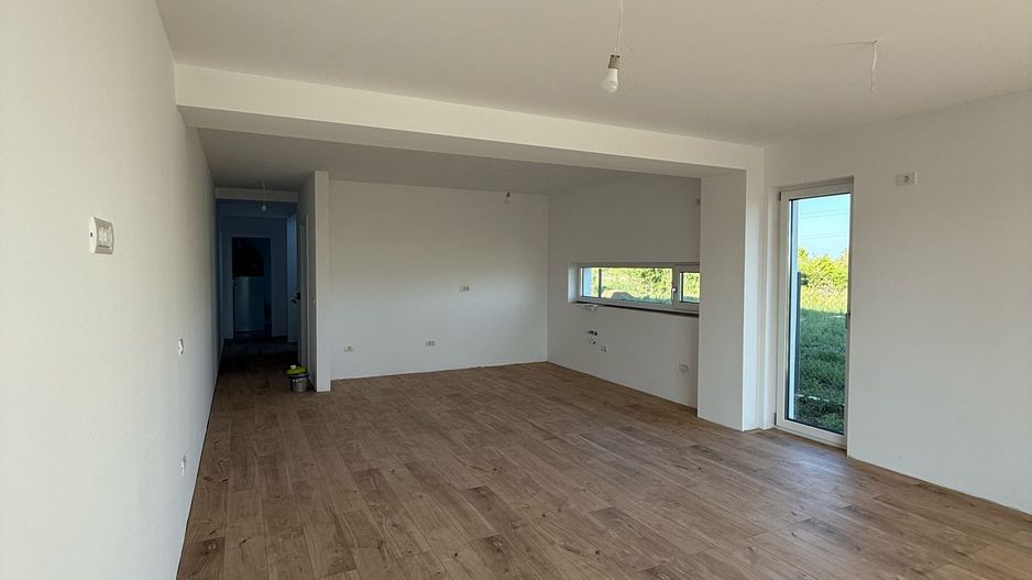 Duplex spatios cu teren generos - Poză 1