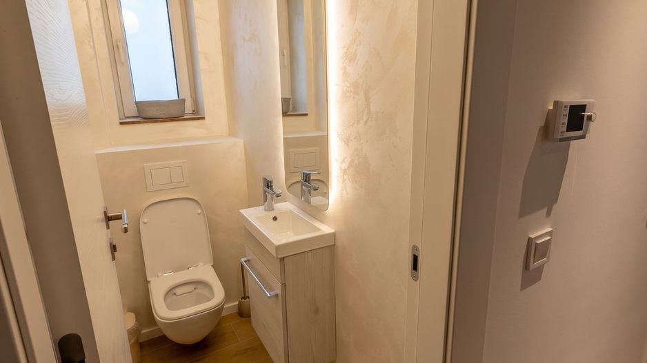 Casă renovată 2026, curte și foișor, zona AFI - Poză 9