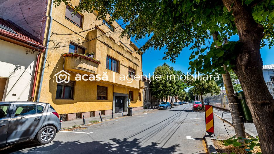 Apartament în centru cu acces auto și garaj propriu - Poză 1