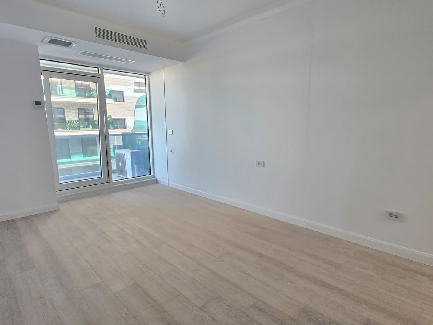 Nou pe piață! Apartament 3 camere–White Titanic Mamaia | Vedere directă la mare - Poză 3