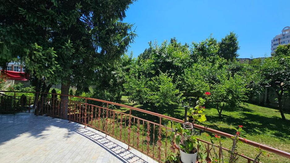 Casa eleganta cu tavane inalte si gradina superba - Poză 15