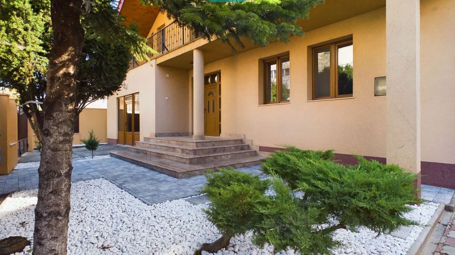 Vilă cu teren generos în Pârneava - Poză 1