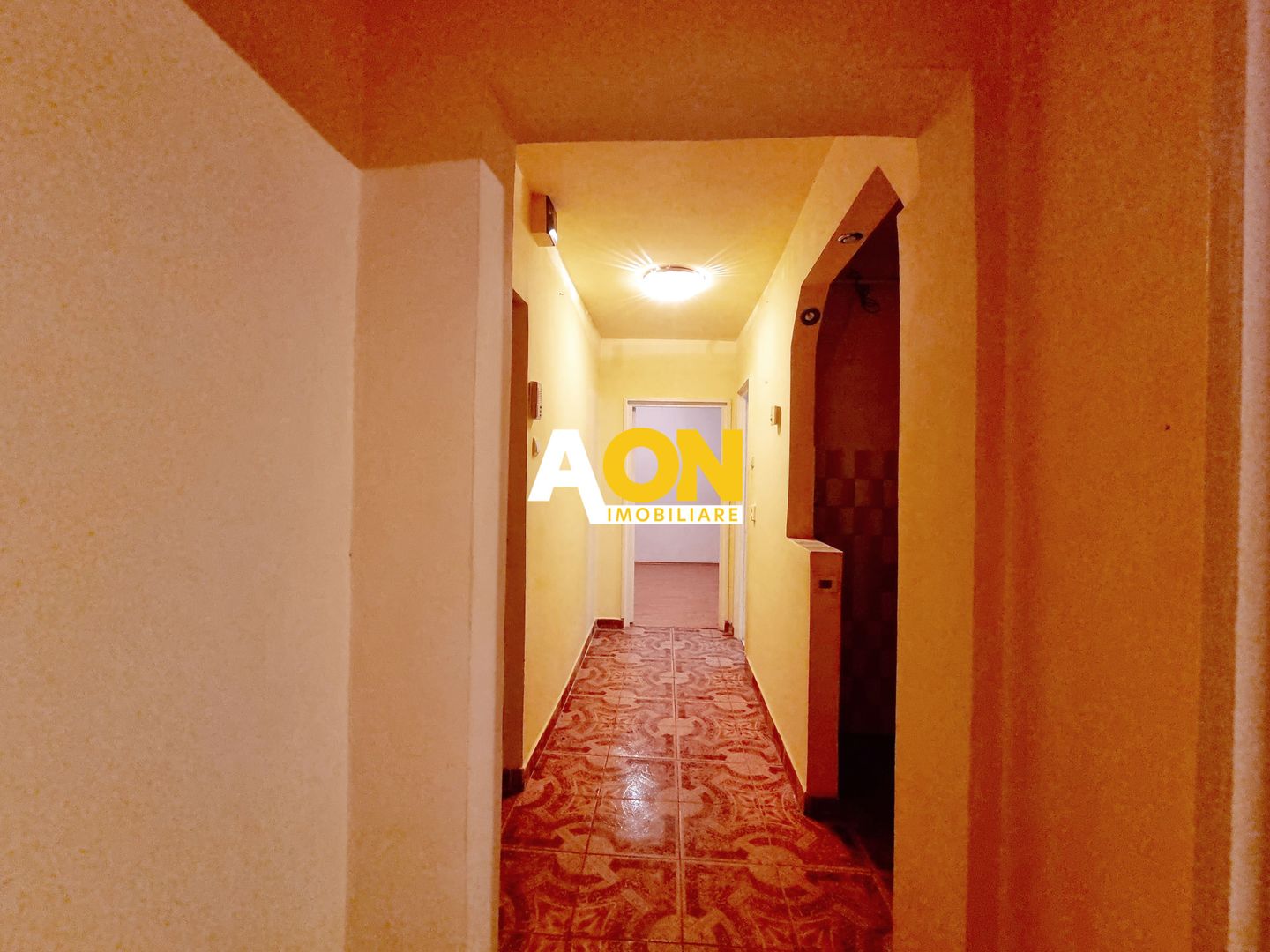 Apartament 2 camere, decomandat, etaj intermediar, Cetate - Poză 2