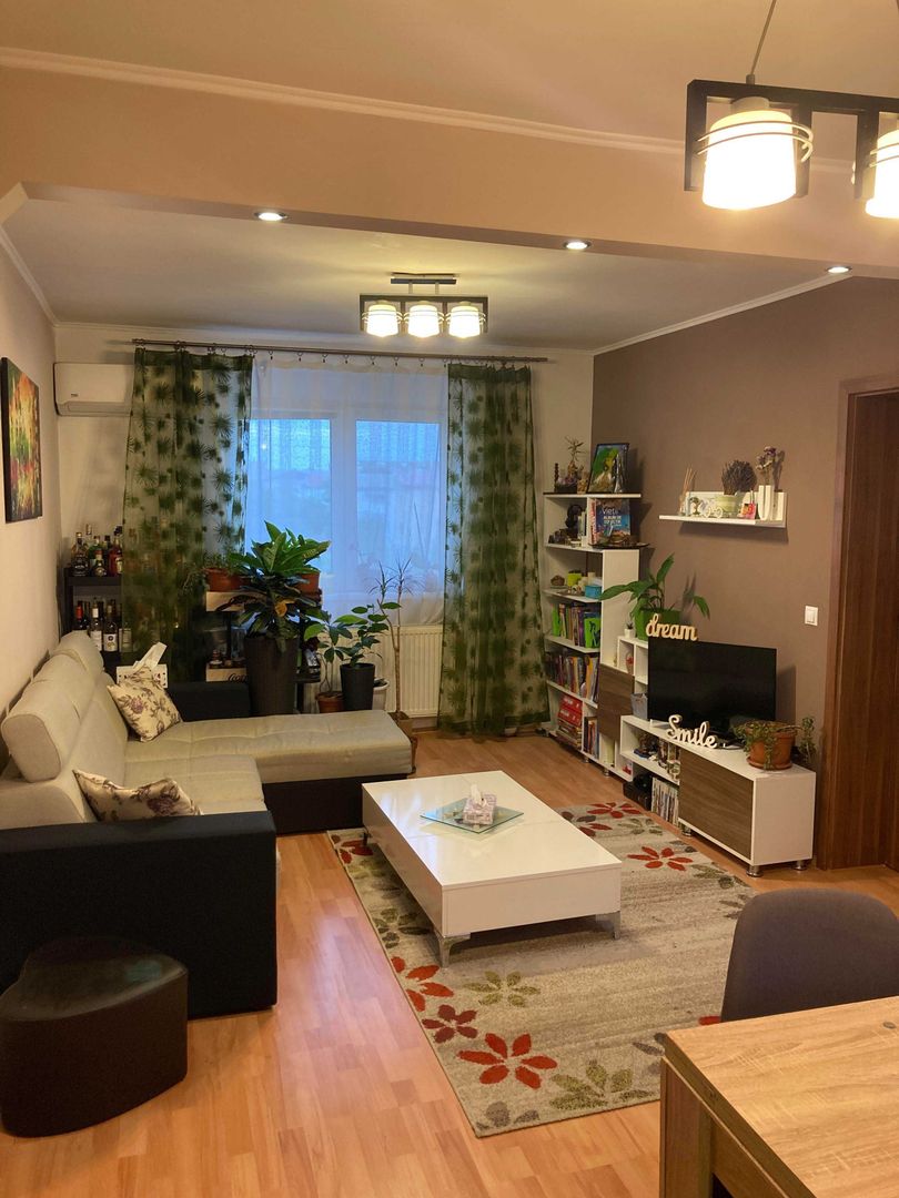 Vând apartament cu 3 camere - Poză 1