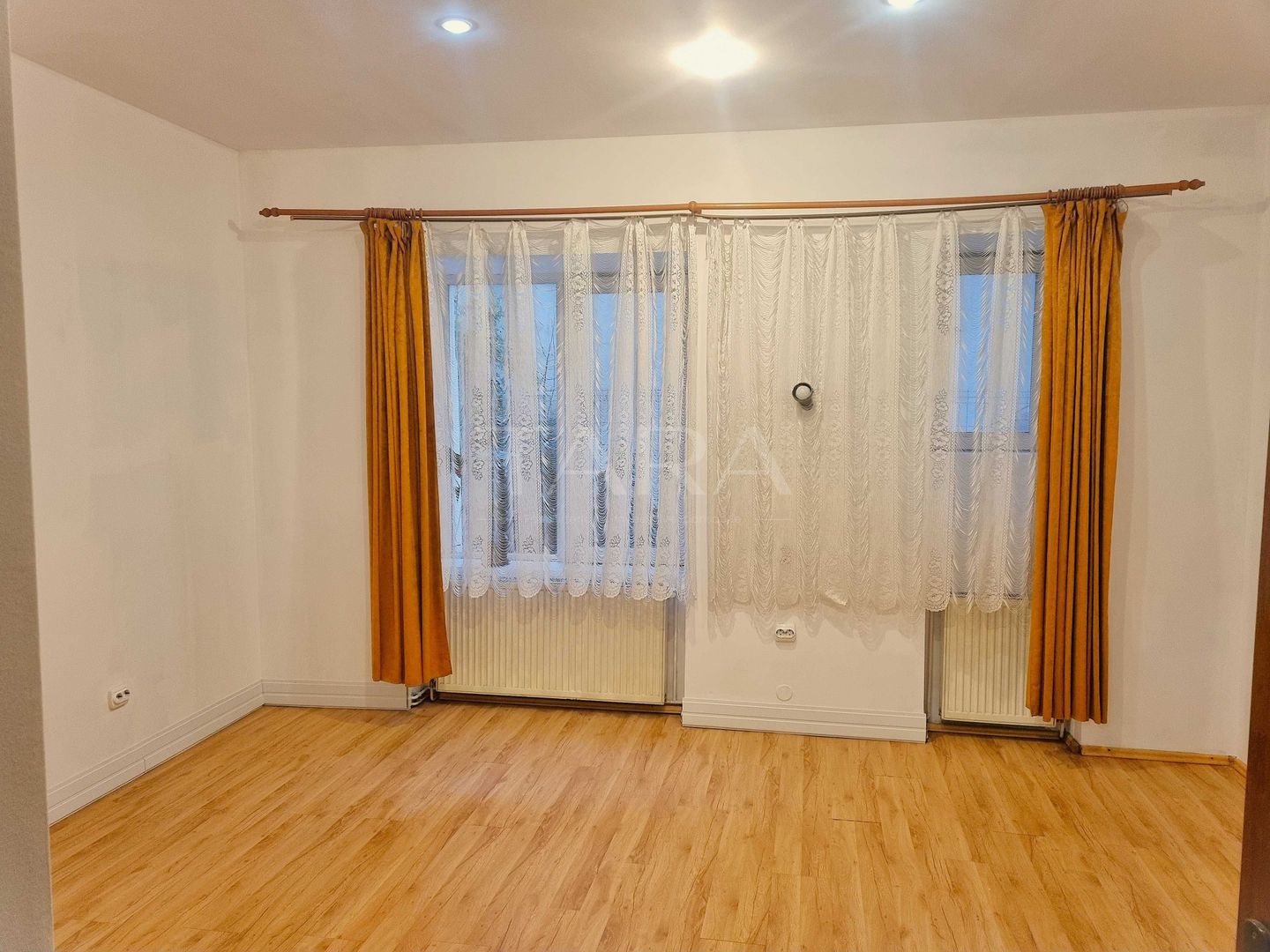 Ultracentral, 3 camere în vila interrbelica, cu grădină si curte! - Poză 2