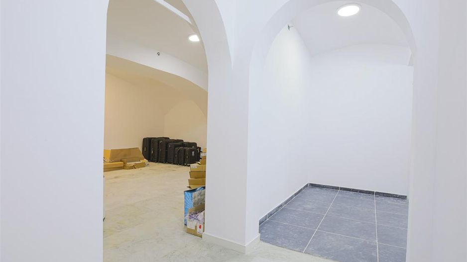 Sub mantia arhitecturala istorica a Cetatii Timisoarei, Spatiu comercial - Poză 4