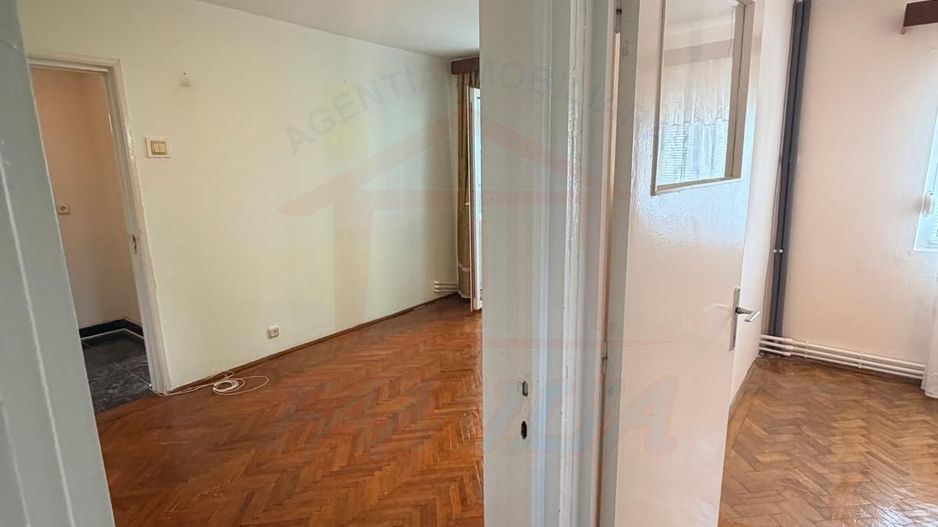 Vanzare apartament cu 4 camere in Micro 13, etaj 3, pret 65 000 euro - Poză 9