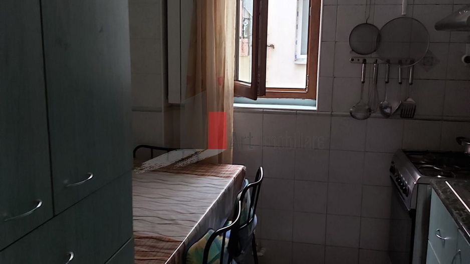 Apartamentul "SUPERMETO", BLOC STRADAL, REABILITAT - Poză 3
