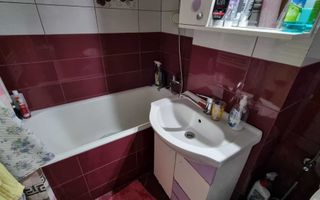 apartament de vanzare 3 camere izolat mobilat - Poză 4