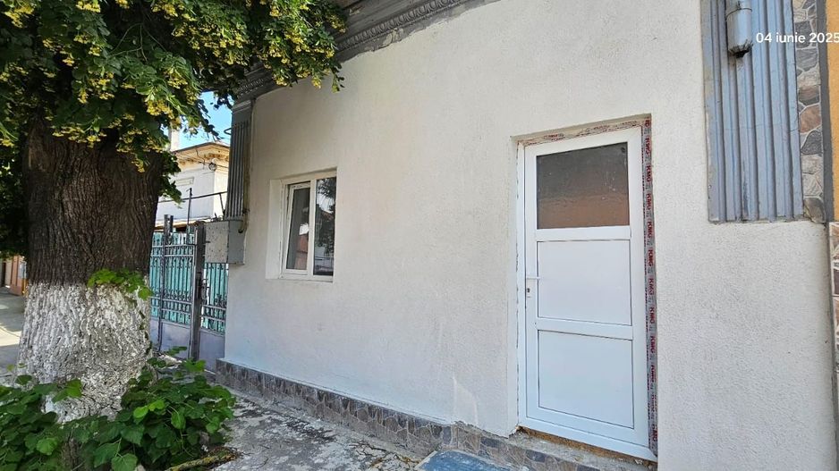 Vând apartament cu o camera, la  casa + baie proprie - zona centrala - Poză 1