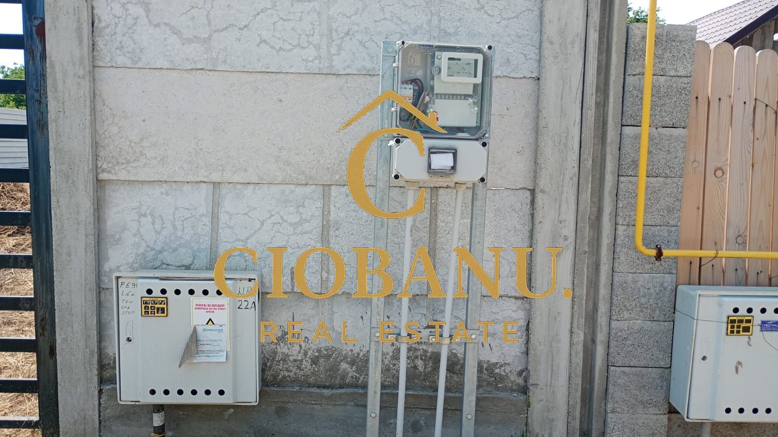 Teren intravilan imprejmuit cu gard de beton de vanzare - Poză 2