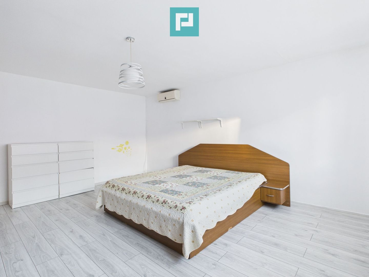 Casă spațioasă cu 4 camere în Vladimirescu - Poză 3