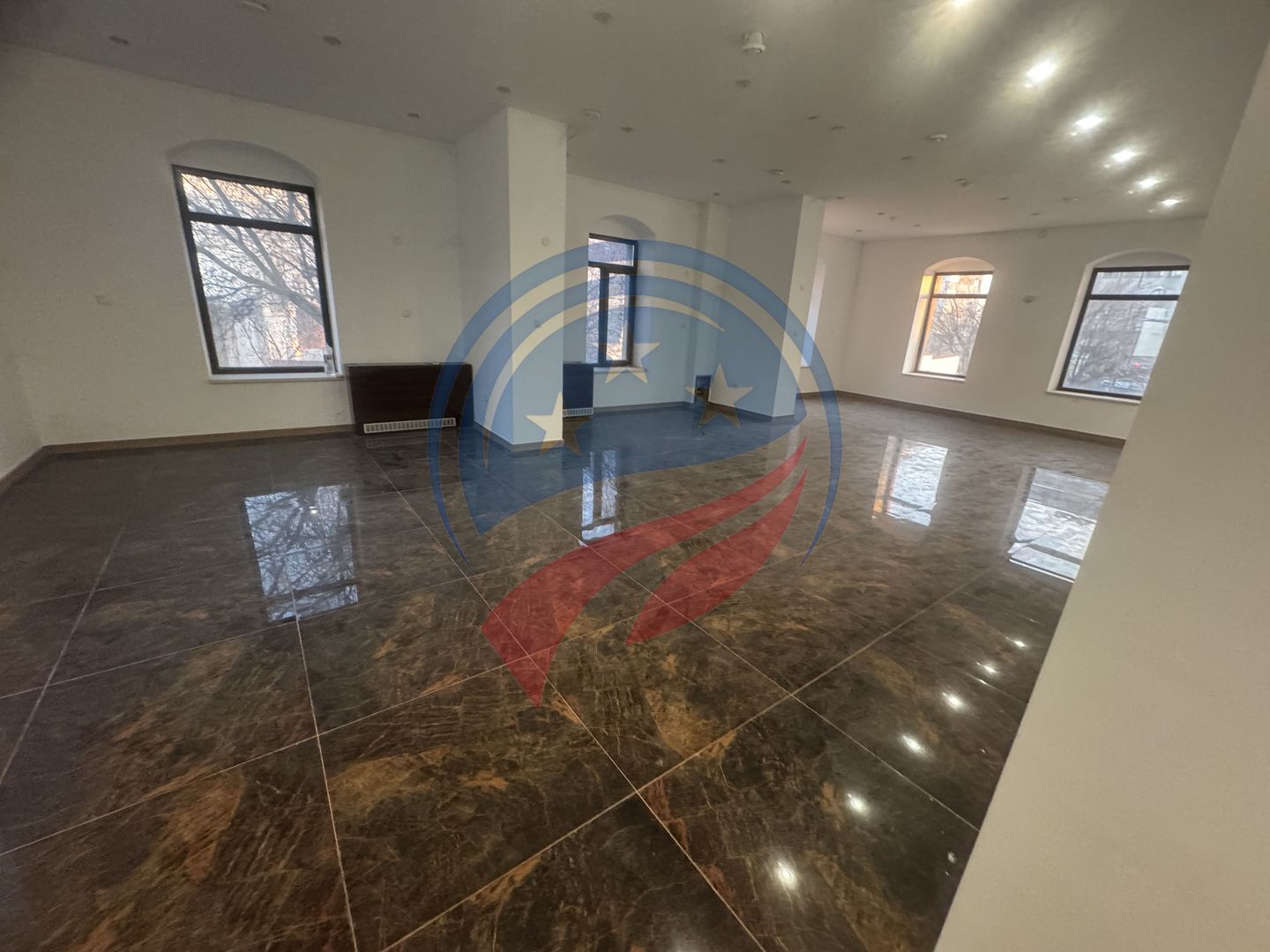 Spațiu de închiriat ultracentral – ideal pentru afacerea ta! - Poză 2