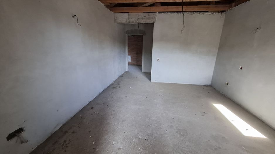 ila cu 6 camere + casă locuibilă pe teren intravilan de 1700 mp, cu vi - Poză 12