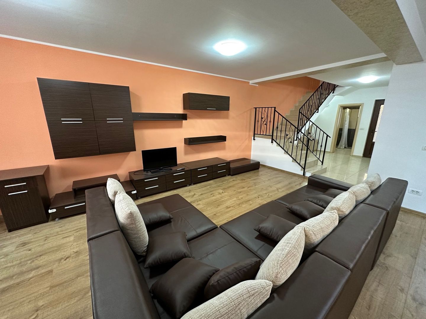 Casă / Vilă cu 4 camere de vanzare  în zona Aradului - Poză 4