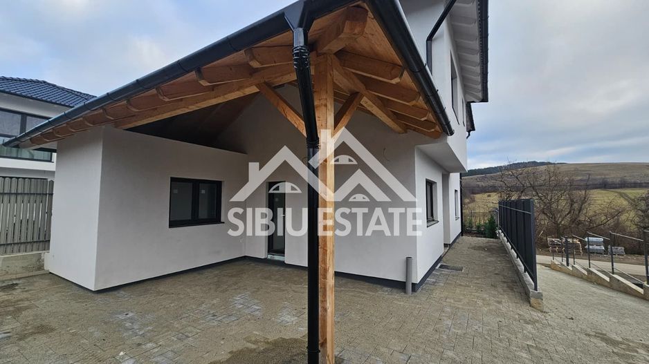 Casa Sibiu, Poplaca 4 camere, 3 bai, terasa si curte NOU - Poză 21