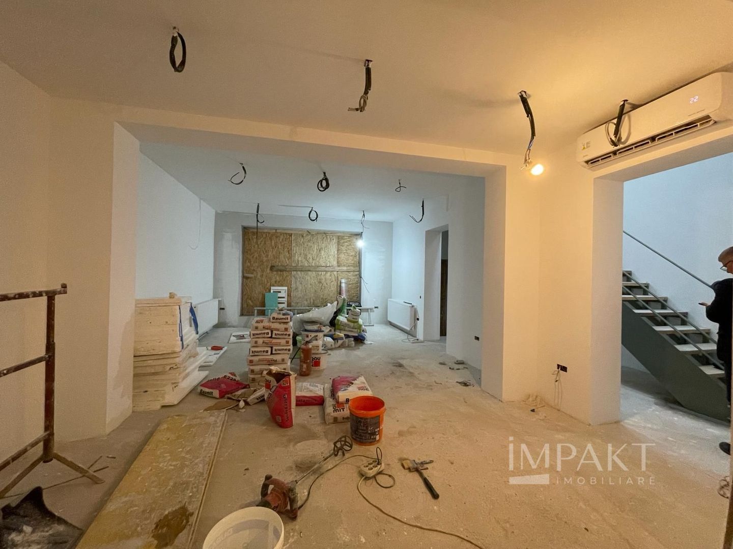 Spatiu comercial ultracentral cu vitrina si intrare direct din strada - Poză 1