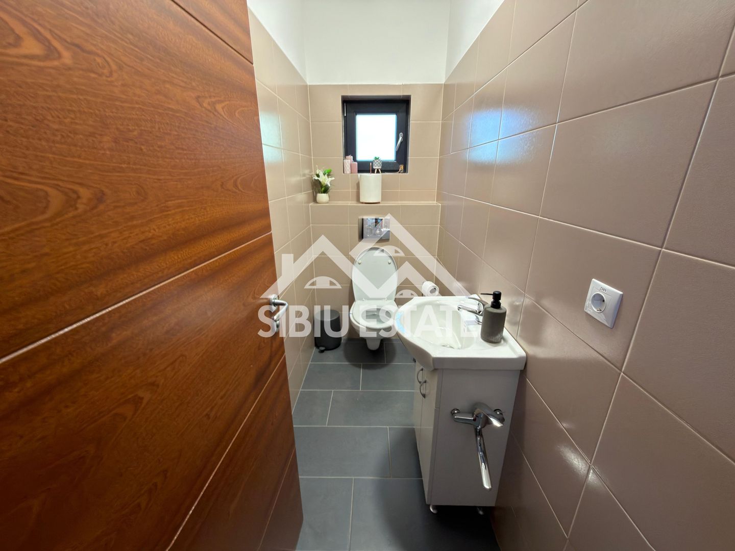 Spatiu comercial/birouri, zona buna, circulata, cladire moderna - Poză 10