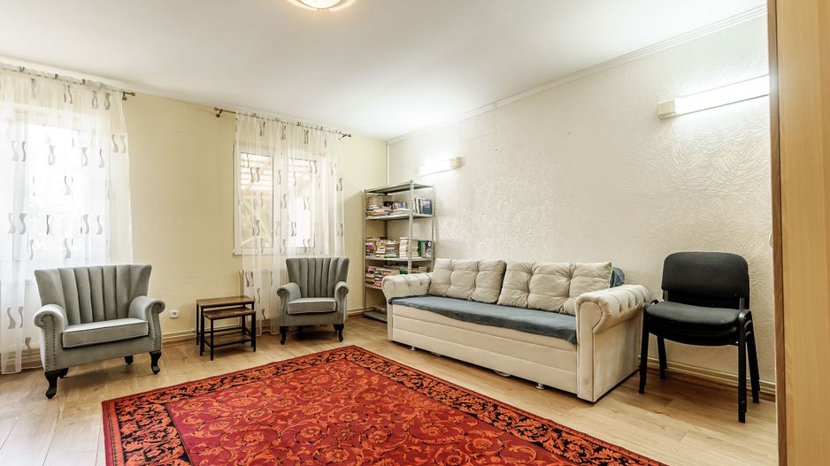 De închiriat apartament cu o cameră și curte interioară - Poză 1