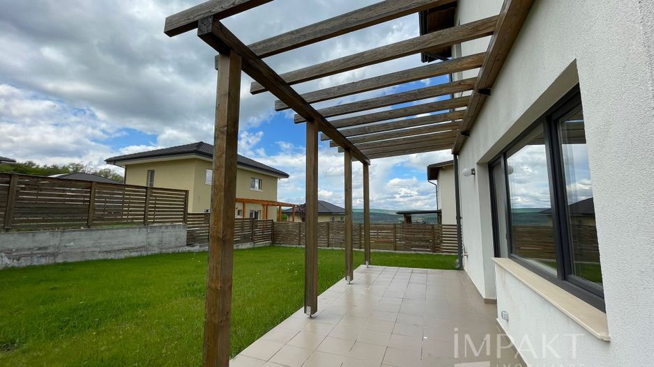 Casă / Vilă cu 4 camere de închiriat - Dezmir - Poză 3