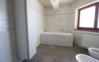 O casa deosebita cu Piscina - Poză 21