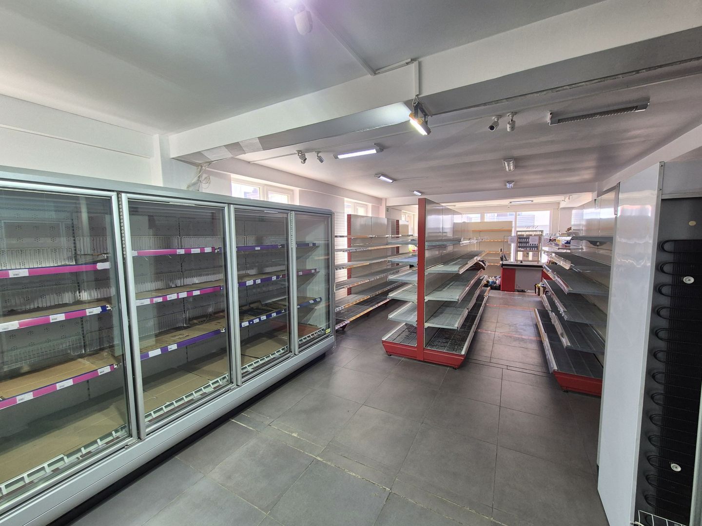 Spatiu comercial 109,54 + 2 locuri de parcare - Varteju - Poză 8
