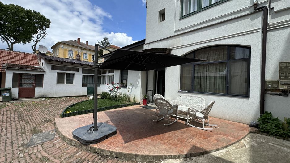 Casa pe aleea pietonala, vis-a-vis de Ceasul Electric - Poză 1