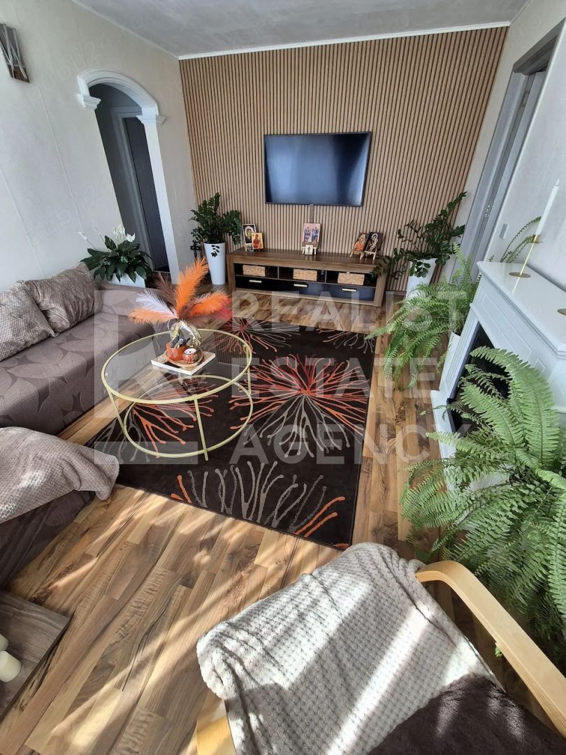 Vânzare, apartament cu 3 camere în zona Gorjului - Poză 3