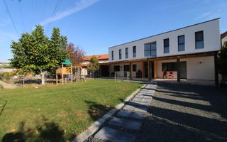 Curte, 4 apartamente, 8 camere, perfectă pt activități educaționale-Dumbravita - Poză 2