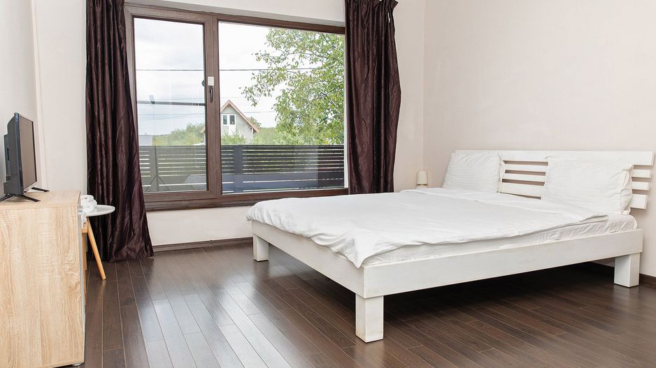 Vilă cu 5 dormitoare, 4 băi, 2 248mp teren, piscină. Preț: 229 000 Eur - Poză 33