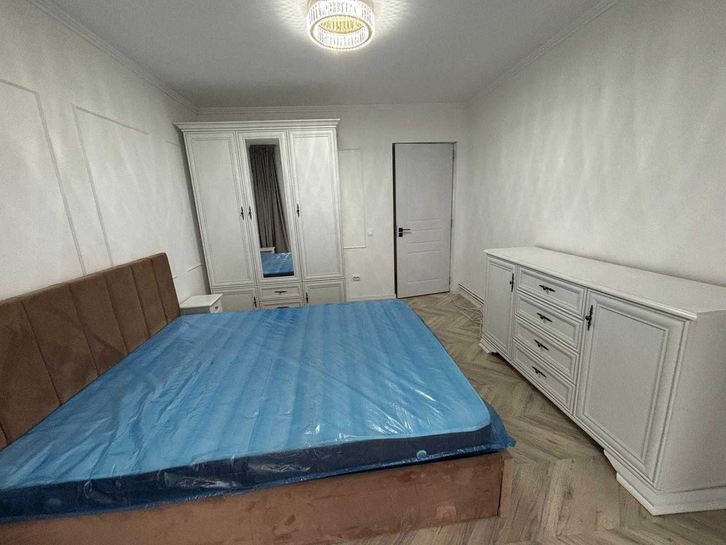 Închiriez apartament 3 camere, Unirii, renovat, centrală proprie - Poză 2
