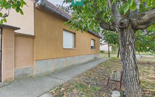 Casă  2 corpuri și 4 camere teren 1440 mp în Macea - Poză 1