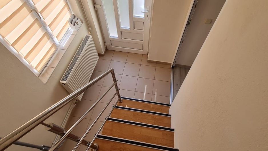 Casă cu teren generos pretabila pentru afacere - Poză 16