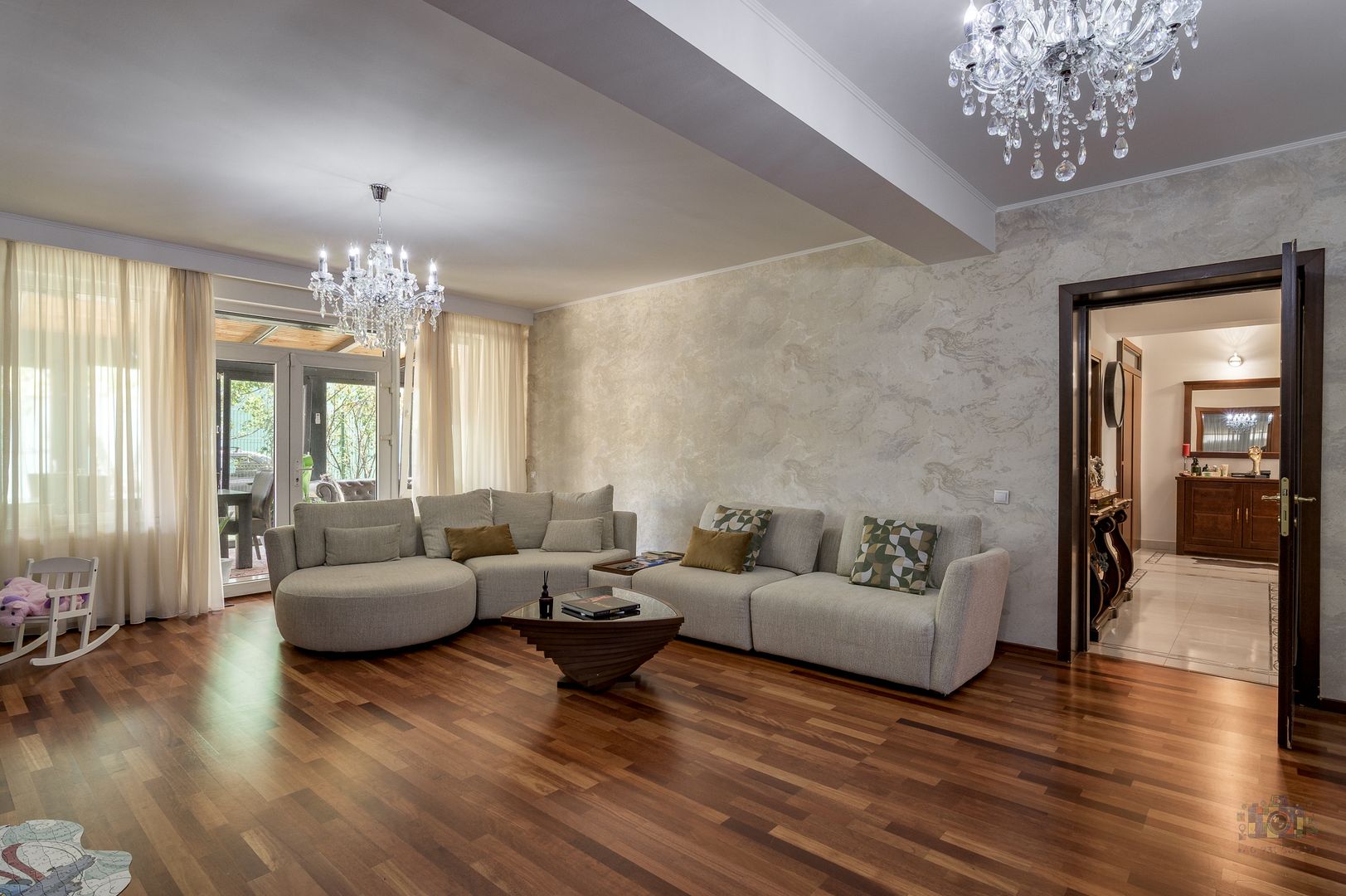 Vilă renovată P+1+M  | Foișor vitrat, grădină și jacuzzi - Poză 1