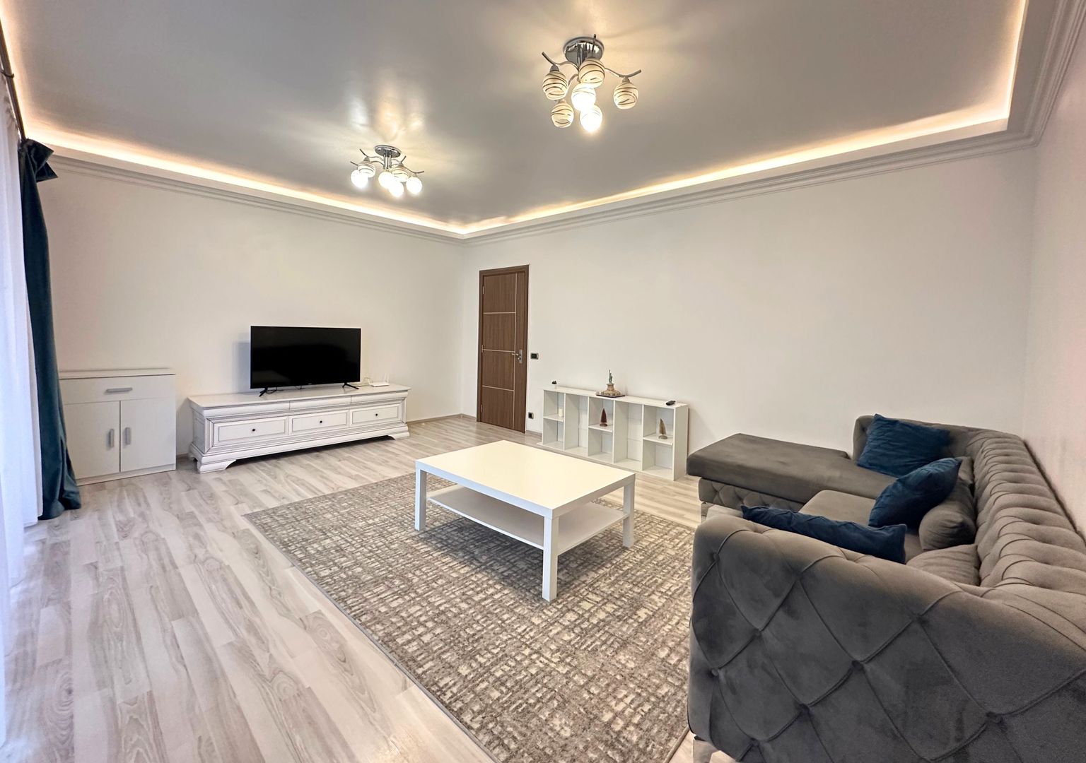Vând apartament 3 camere 3 minute de Coresi complex ISARAN - Poză 1