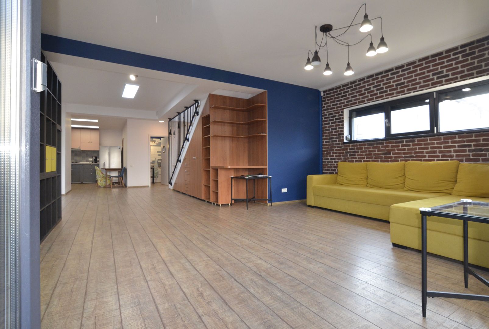 Inchiriem vila spatioasa singur in curte zona Tunari - Poză 2